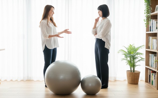 サイズ選びとおすすめ商品で安心導入 → あいみが複数のサイズのバランスボールを並べて、美羽に説明している。美羽は選んでいる様子。