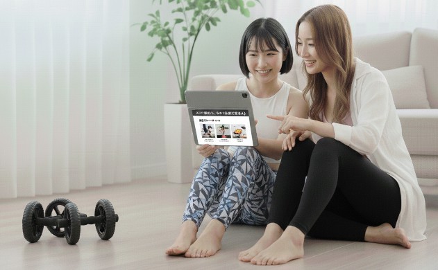 「次に読むと、もっと安心できるよ(関連ガイド)」
→ 2人がタブレットで次のガイドを見ている、ローラーは横に置かれた構図。