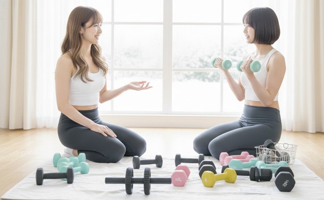 「腹筋ローラーとダンベル、次の一歩に迷うあなたへ」
→ あいみと美羽がリビングで道具を前に座り、優しく話し合っている構図。
→ 背景は明るい窓辺、道具は中央に配置。寄り添い感重視。