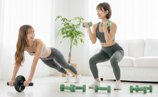 「腹筋ローラー × ダンベルはなぜ相乗効果が出るのか」
→ あいみが腹筋ローラーを使い、美羽がダンベルを持って横に並ぶ構図。
→ 2人の動きが連動しているように見えるポーズで、相乗効果を表現。