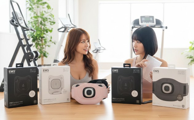 「代表格4商品の詳細レビュー」 → あいみと美羽がテーブルに座り、4種類のEMSベルトを並べてレビュー中。パッケージや説明書も見える。ジムの柔らかな照明の中で真剣に話し合っている。