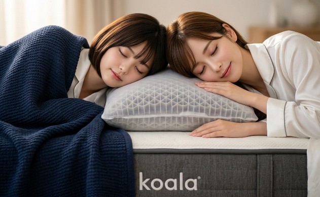 ブレインスリープピローの格子構造を枕に、ハグラビの重みで深く安眠する二人の女性のクローズアップ。睡眠の質を高める3つの神器の質感を強調。